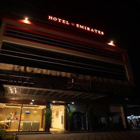 Hotel Emirates Kannangad Exterior foto