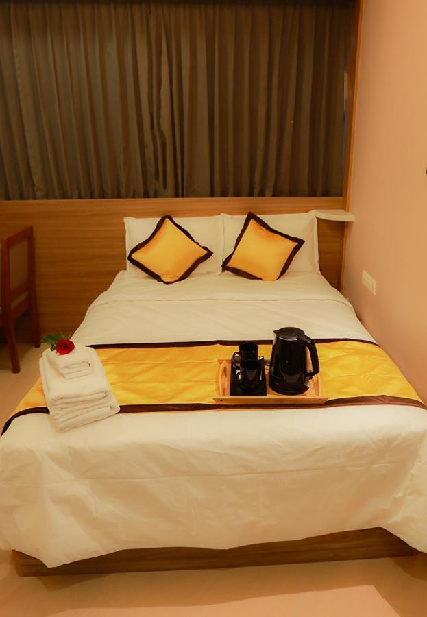Hotel Emirates Kannangad Exterior foto