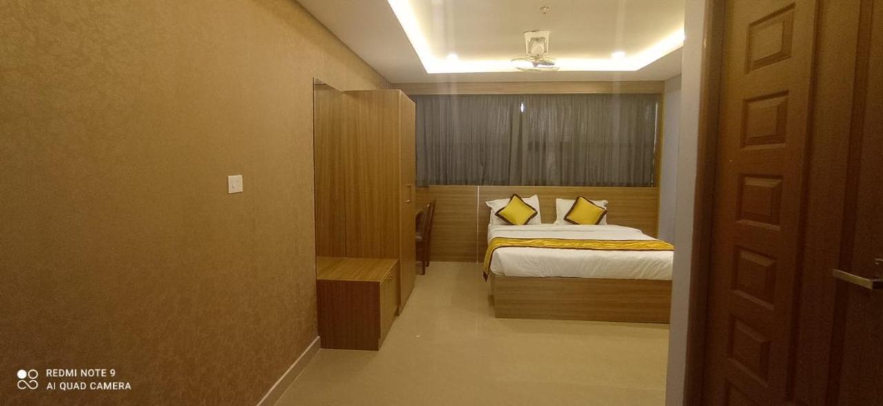 Hotel Emirates Kannangad Exterior foto